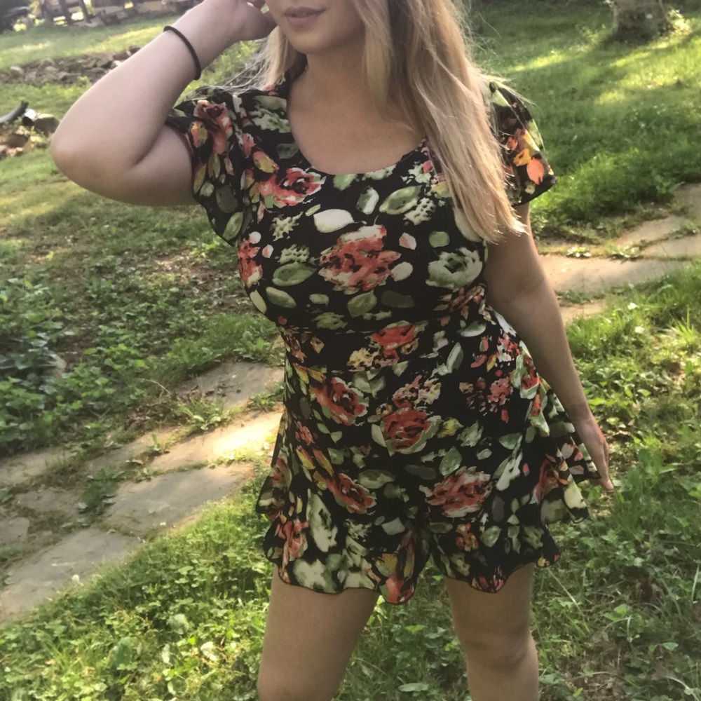 Closet clear π¨ Floral ruffle butt short romper - Picture 4 of 8